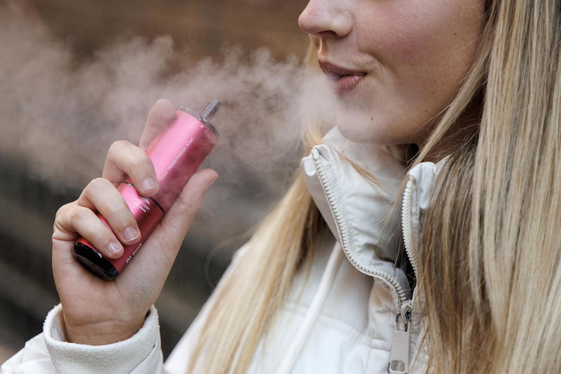 Científicos alertan contra el peligro de los sabores y el diseño técnico de los vapeadores