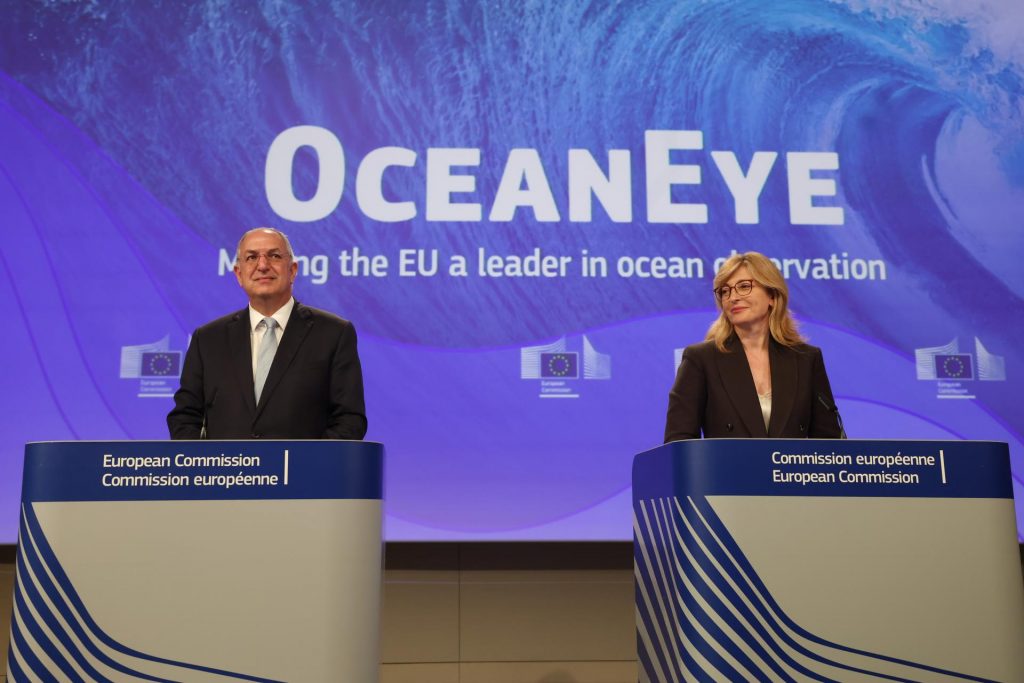 EFE/EPA/Olivier Hoslet