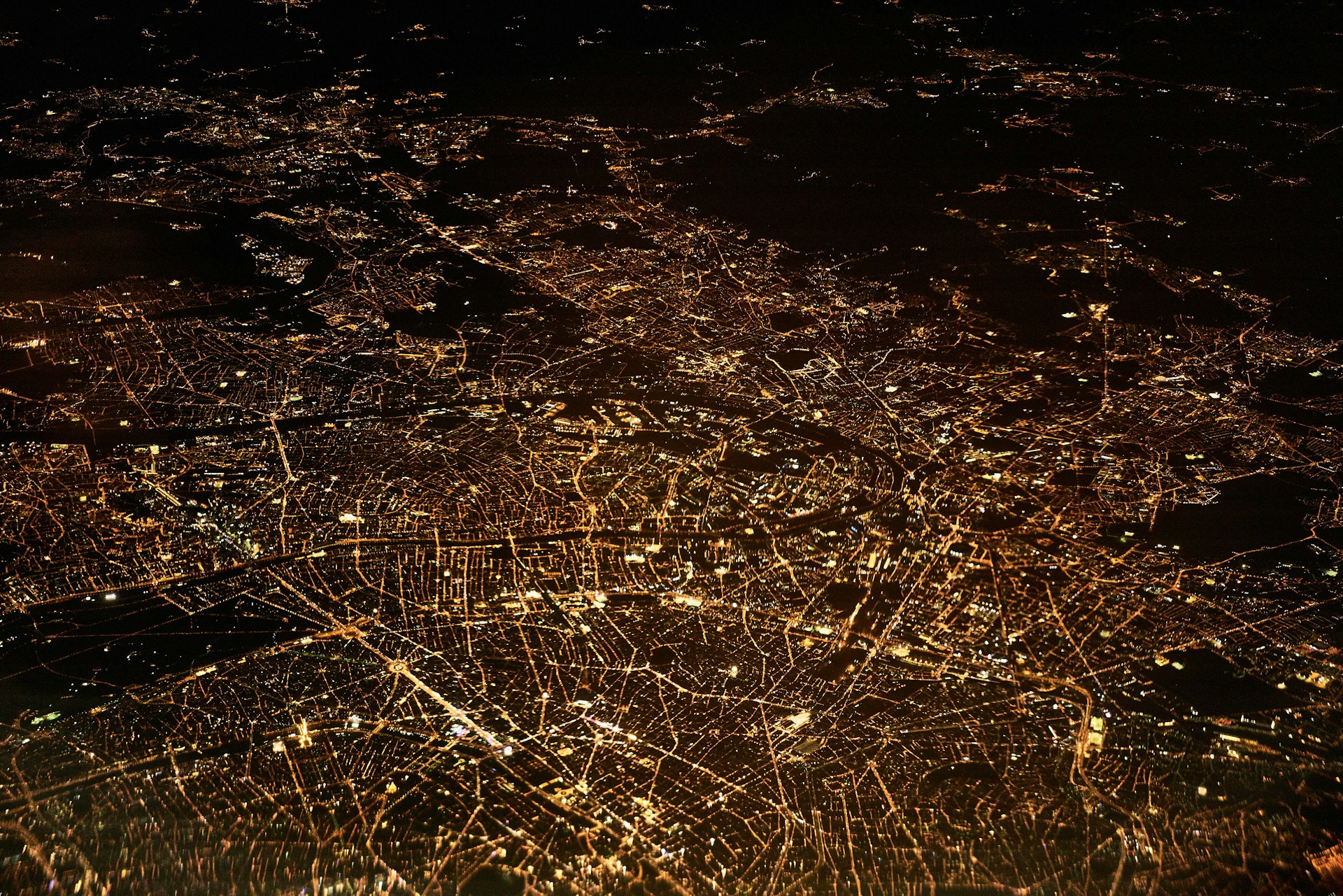 La luz artificial transforma las noches del planeta
