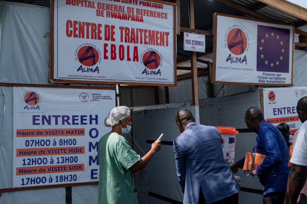 La epidemia de ébola sigue extendiéndose en RD Congo, advierte la OMS