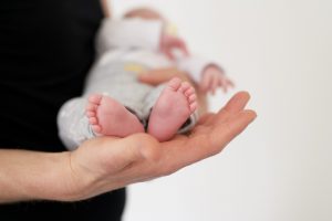 https://www.magnific.com/es/foto-gratis/tomada-enfoque-selectivo-persona-que-lleva-bebe-recien-nacido_20496930.htm#fromView=search&page=1&position=3&uuid=16166490-7735-4902-98f8-f1912a888446&query=born?log-in=google / selective-focus-shot-person-carrying-newborn-baby (1)