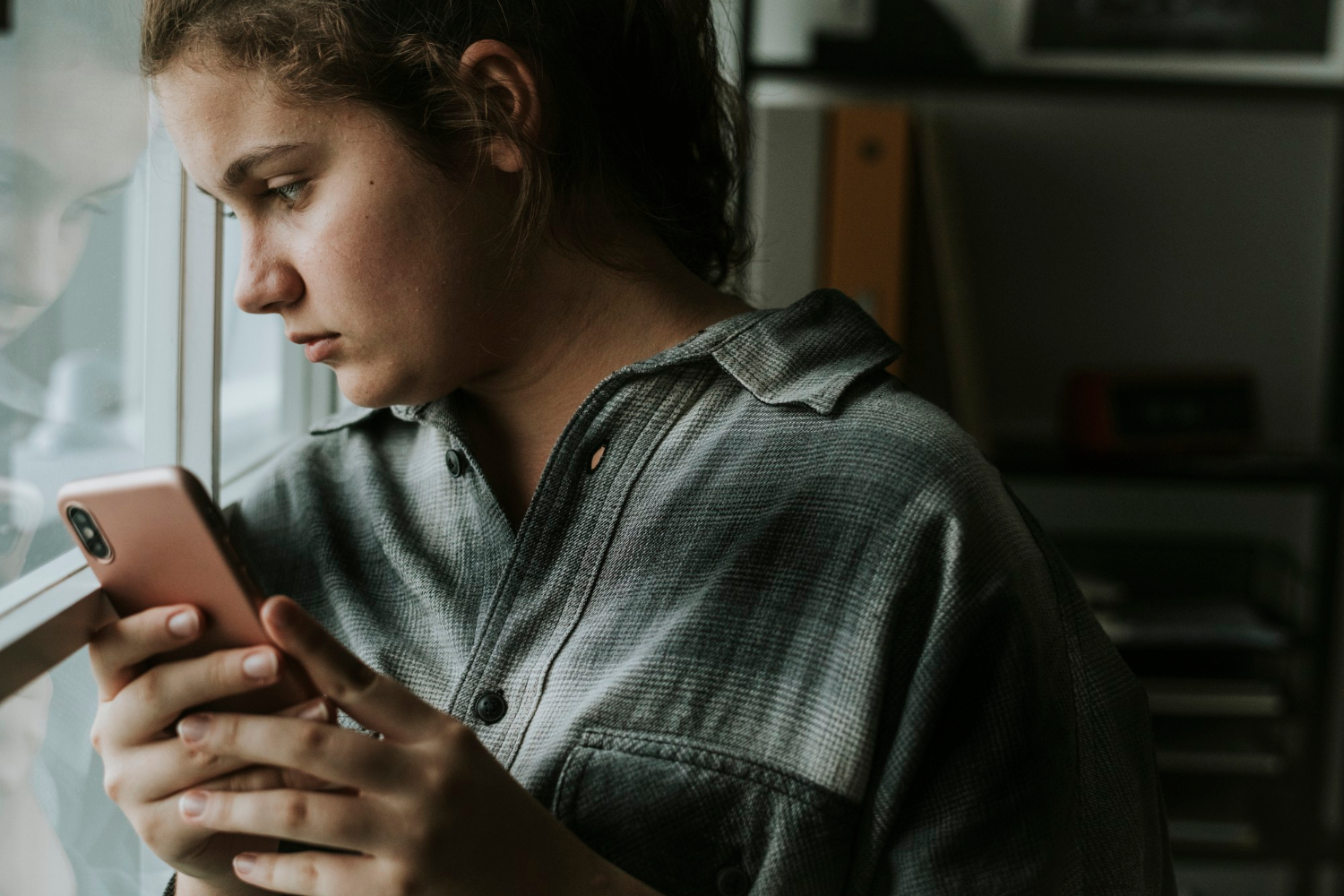 Uso excesivo de redes sociales aumenta riesgos para la salud mental
