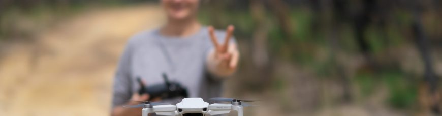 Niñas y niños aprenden a pilotar drones