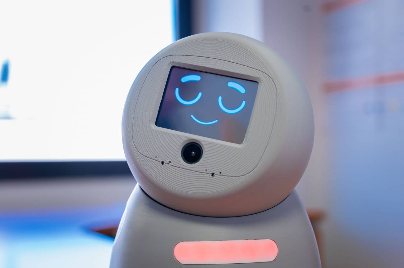 Crean un robot con inteligencia emocional para terapias de niños con autismo