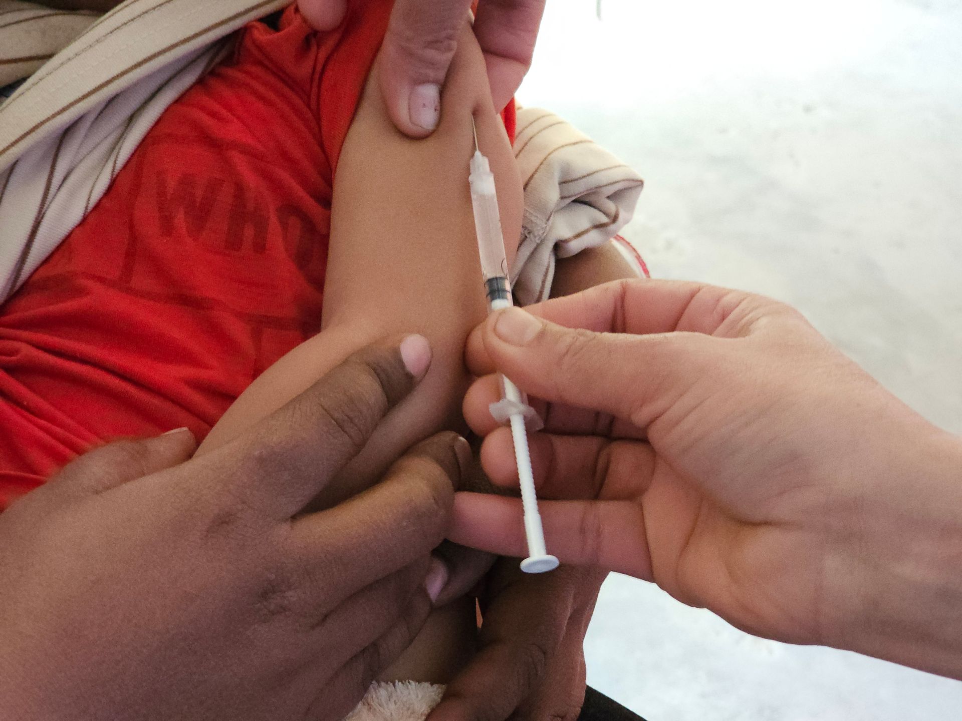La cobertura mundial de vacunación infantil avanza, pero las cifras de abandono siguen elevadas