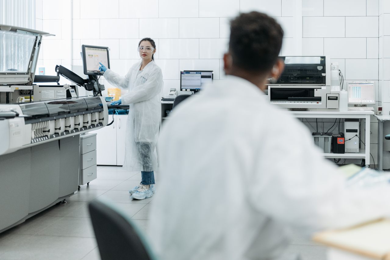 Científicos enseñan a células humanas a calcular, abriendo camino para tratamientos contra cáncer más inteligentes