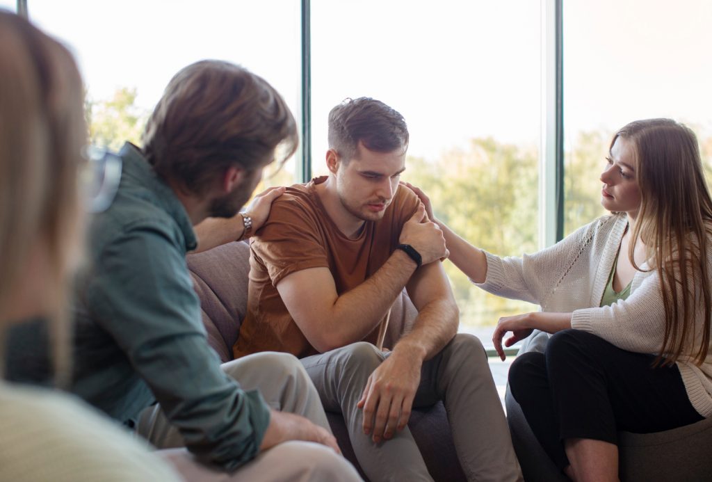 https___www.magnific.com_free-photo_authentic-group-therapy-meeting_94992291.htm#fromView=search&page=1&position=0&uuid=791c44e4-5f74-4ee6-a477-343e060834ce&track=ais_hybrid&query=Salu.jpg