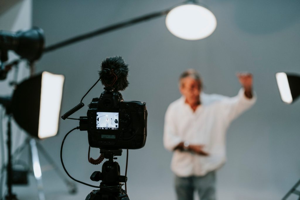 https___www.magnific.com_free-photo_actor-front-camera-audition_18641830.htm#fromView=search&page=1&position=13&uuid=51a8abfc-195d-4bd8-a55c-6383ebedf9a5&track=ais_hybrid&query=grabacion.jpg