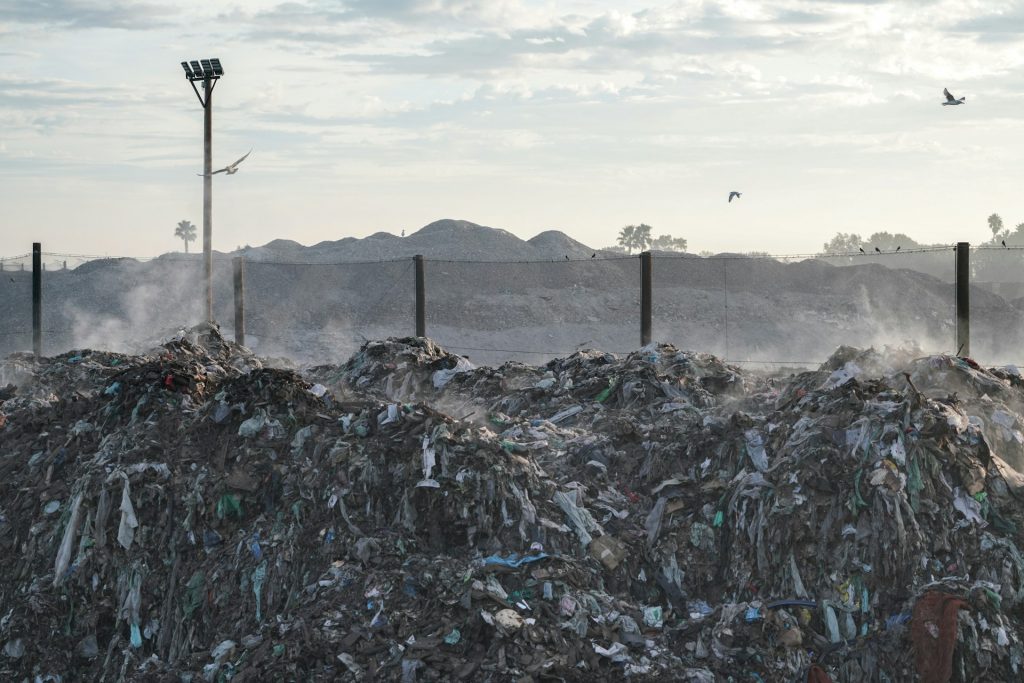 https___unsplash.com_es_fotos_un-monton-de-basura-sentada-junto-a-una-farola-qsVWEGNnIrM.jpg