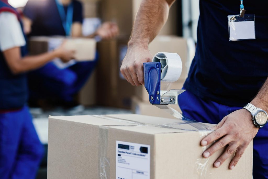 https___www.magnific.com_free-photo_closeup-delivery-man-closing-carboard-box-with-tape-while-preparing-packages-shipment_25630644.htm#fromView=search&page=1&position=3&uuid=2f0d1c47--1.jpg