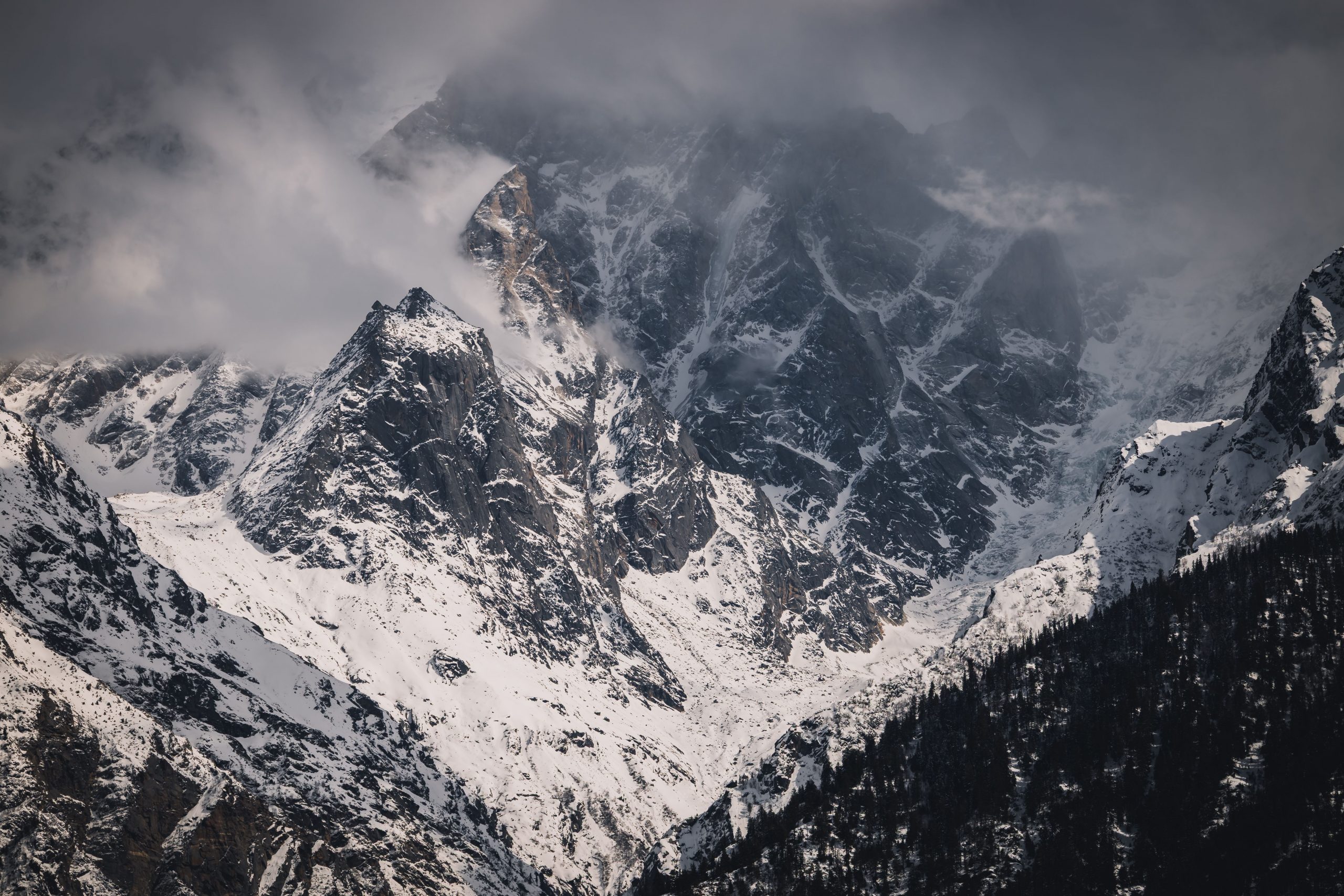 Altas temperaturas están elevando el riesgo de desprendimiento de glaciares en el Himalaya