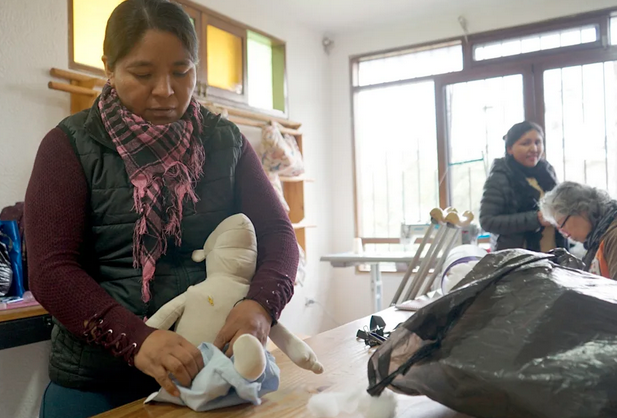 Un muñeco busca acompañar a niños con cáncer en Bolivia