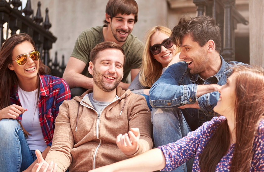 Vida social activa, un factor que favorece la salud cerebral