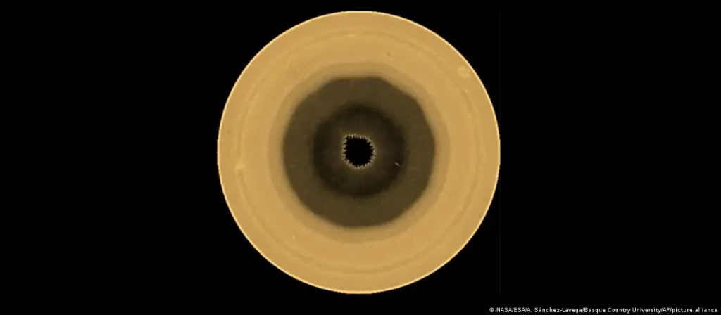 Decágono en Saturno/ NASA/ESA/A. Sánchez-Lavega/Basque Country University/AP/picture alliance