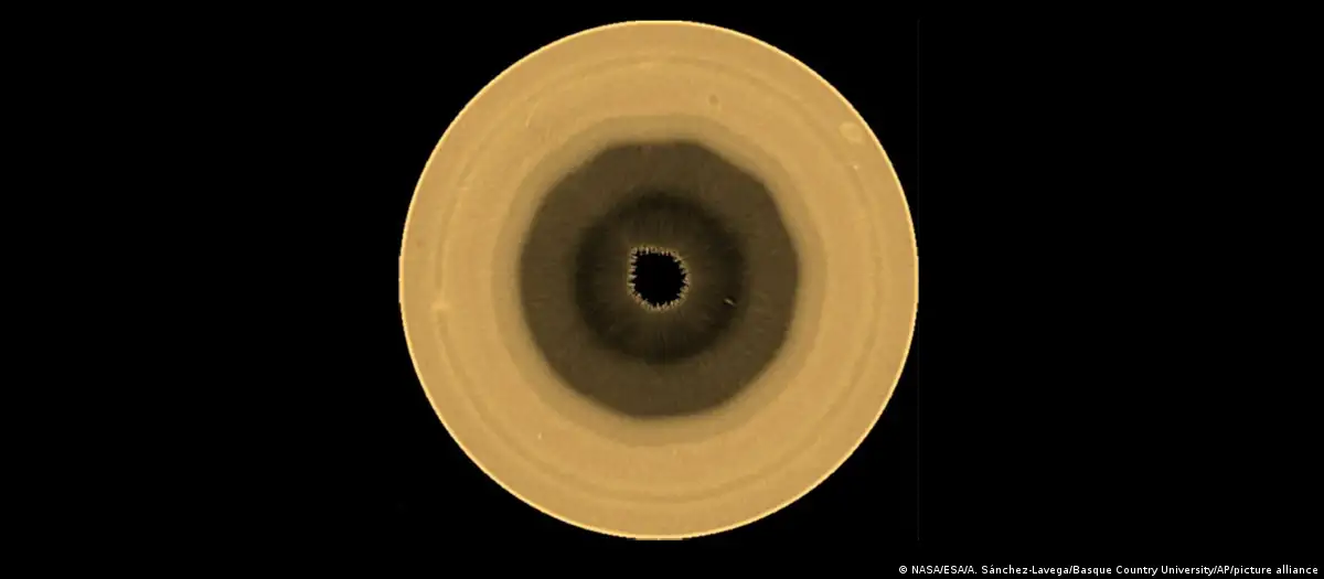 Astrónomos detectan gigante figura de 10 lados en Saturno