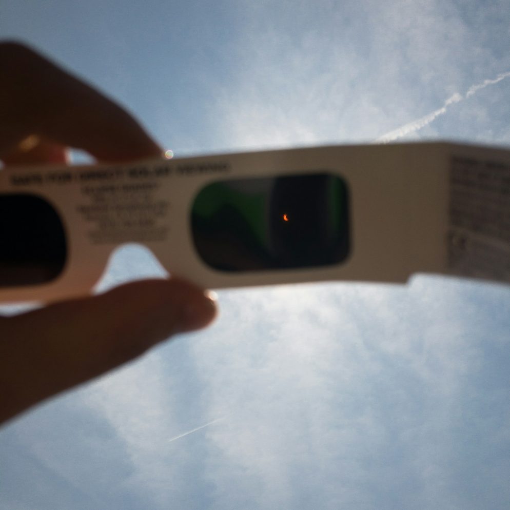 https___unsplash.com_es_fotos_la-mano-de-la-persona-que-sostiene-gafas-de-sol-3d-blancas-PmZOm4ML0uw.jpg