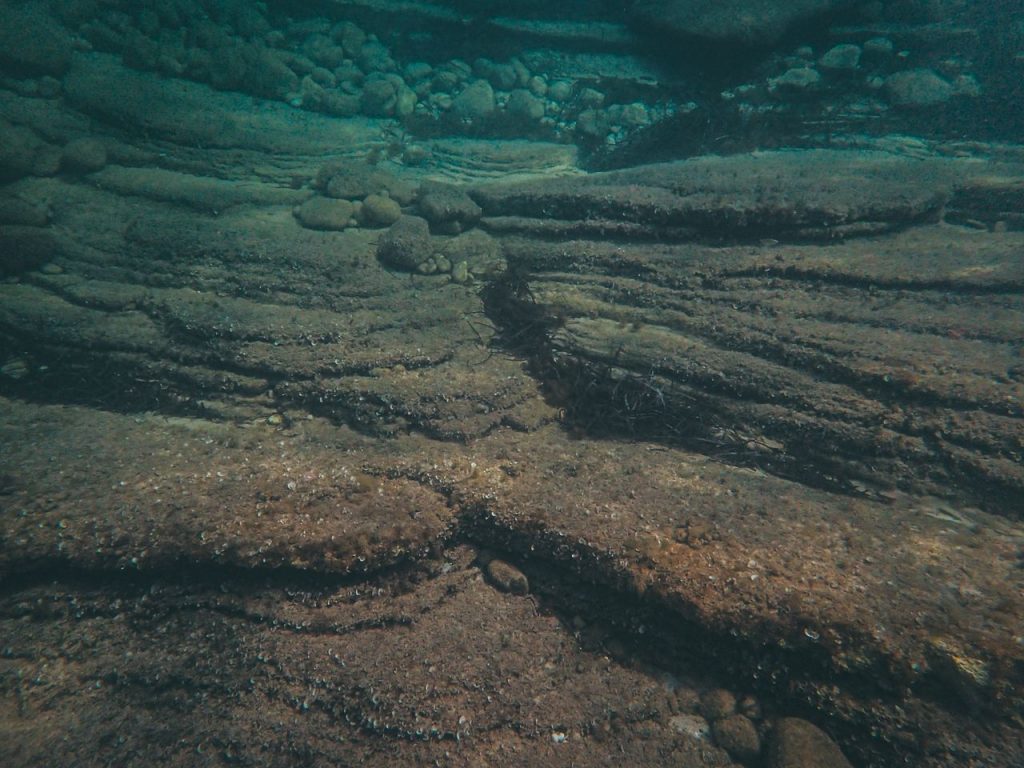 Rocas submarinas/ Francesco Ungaro/ Pexels