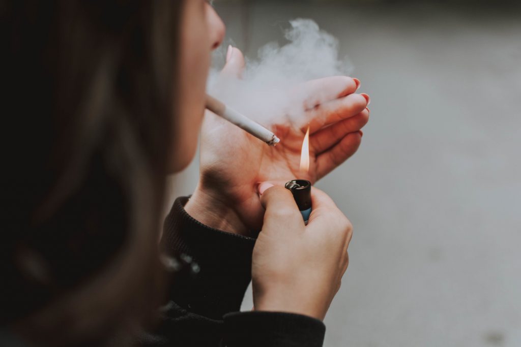 https://www.magnific.com/free-photo/selective-closeup-shot-female-lighting-up-cigarette-with-lighter_10500020.htm#fromView=search&page=1&position=0&uuid=e3937686-e71c-46e6-83d9-d81e9624bb6c&track=ais_hybrid&query=tabaquismo.jpg