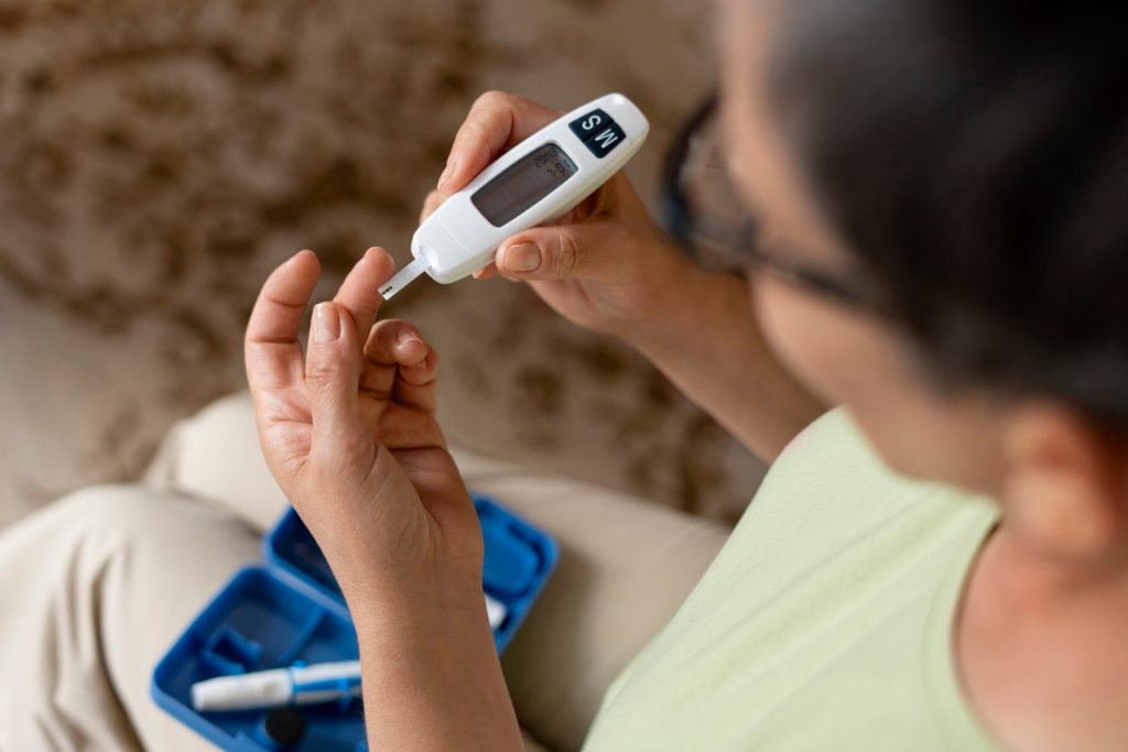 https://www.magnific.com/free-photo/high-angle-diabetic-woman-checking-her-glucose-level_65609376.htm#fromView=search&page=1&position=27&uuid=1518dcbd-e0bf-4ae0-b30b-0fa43ec9ac3b&track=ais_hybrid&query=diabetes.jpg