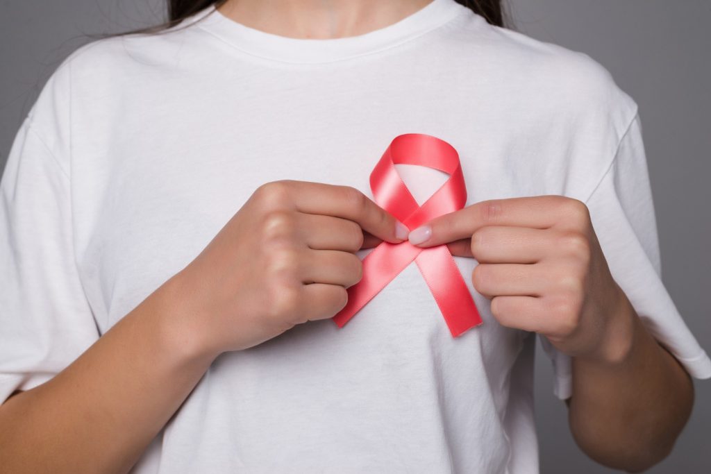 https://www.magnific.com/free-photo/world-breast-cancer-day-concept-health-care-woman-wore-white-t-shirt-with-pink-ribbon-awareness-symbolic-bow-color-raising-people-living-with-women-s-breast-tumor-illness_14671158.htm#fromView=search&page=1&position=2&uuid=da8eeba6-b95d-4e99-a15f-35660bb08ff8&track=ais_hybrid&query=cancer+de+mama.jpg