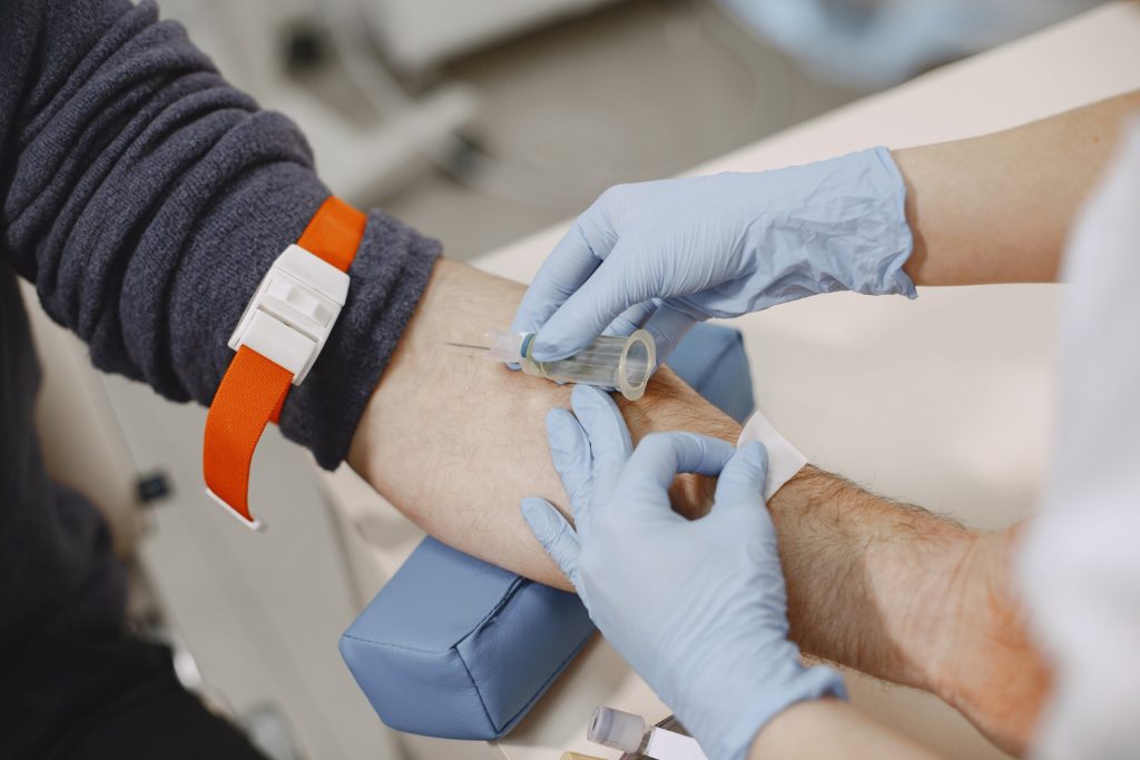 https://www.magnific.com/free-photo/skillful-nurse-is-doing-blood-test-man-clinic-man-medical-mask_17066451.htm#fromView=search&page=1&position=16&uuid=a9d1a015-9c3e-4833-adef-e38617622cc5&track=ais_hybrid&query=donaci%C3%B3n+de+sangre.jpg