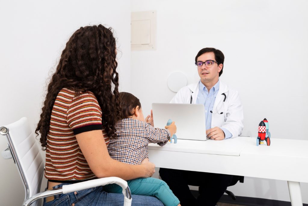 https://www.magnific.com/free-photo/medium-shot-doctor-talking-patient_5048521.htm#fromView=search&page=2&position=0&uuid=8f237dc8-0c64-4ebd-ac3a-eee0e1db3c3d&track=ais_hybrid&query=Ni%C3%B1os+en+cita+m%C3%A9dica.jpg