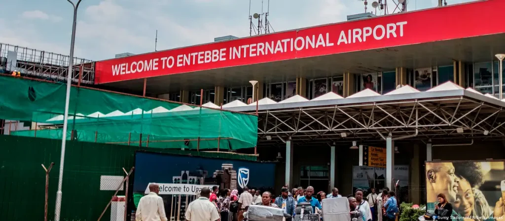 Se sabe que dos pacientes pasaron por el Aeropuerto Internacional de Entebbe, en Uganda, el 3 de octubre.Imagen: Sumy Sadurni/AFP/Getty Images