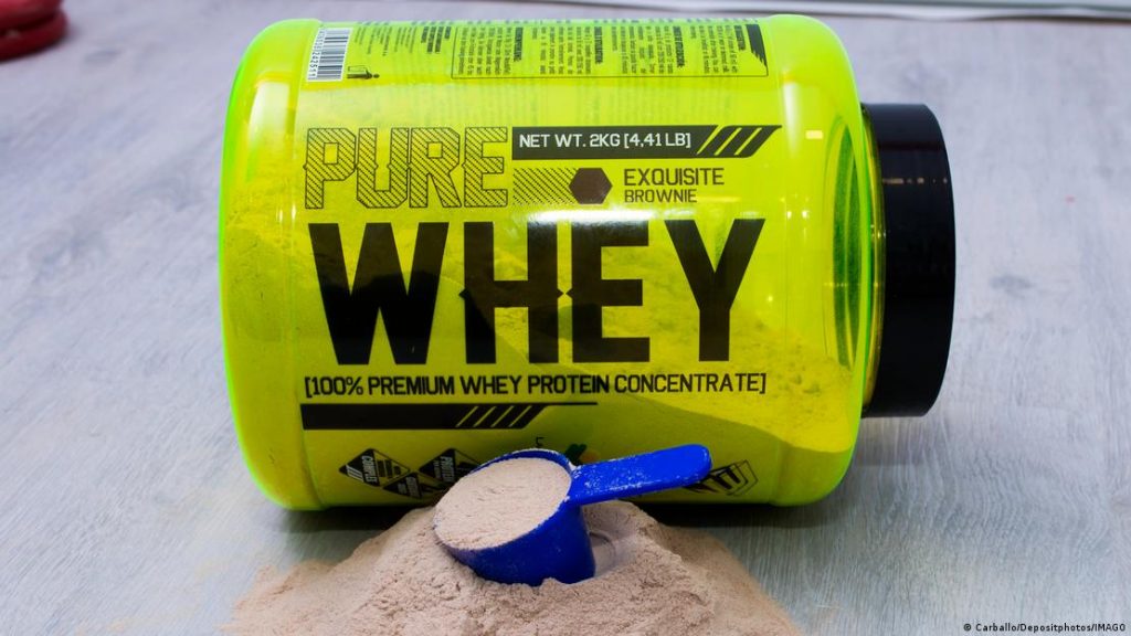 La proteína de suero se obtiene del suero de la leche. Para producir un kilo de proteína de suero se necesitan unos 200 litros de leche.Imagen: Carballo/Depositphotos/IMAGO