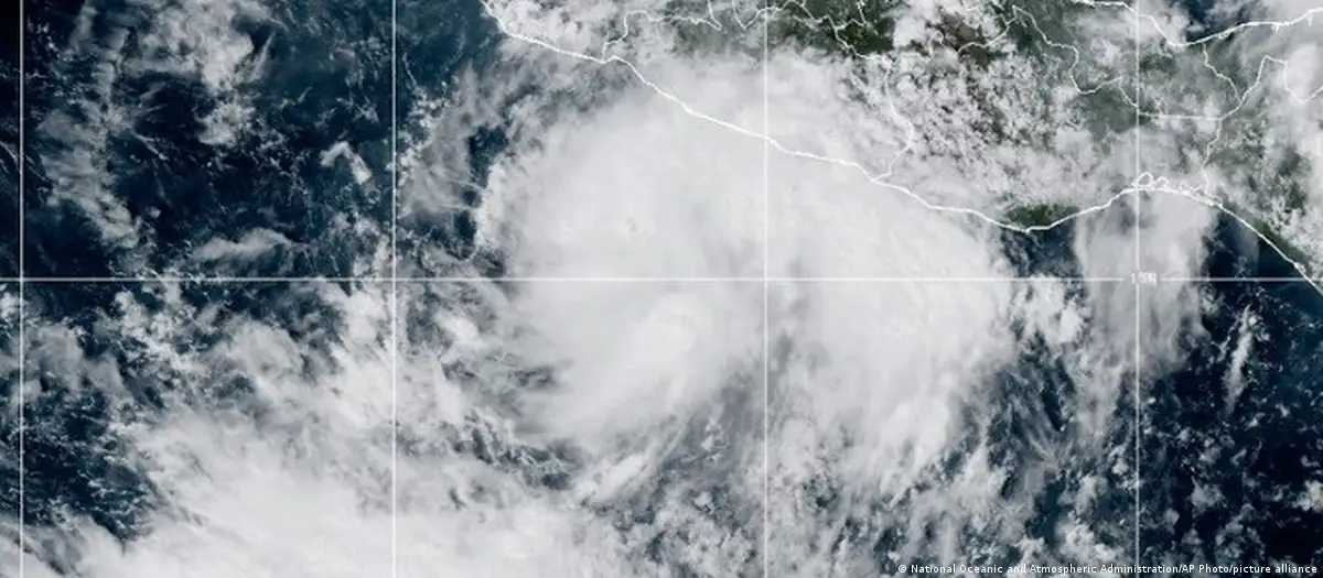 Simón se vuelve huracán y se enfila con fuerza hacia México