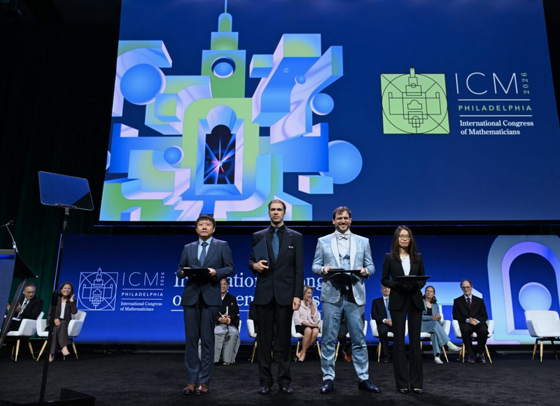 Matemáticos chinos reciben medalla por primera vez