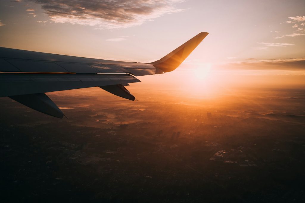 https___unsplash.com_es_fotos_airplane-on-sky-during-golden-hour-ONpGBpns3cs.jpg